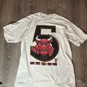 STARTER Chicago bulls White Tee with Red and Black Graphic